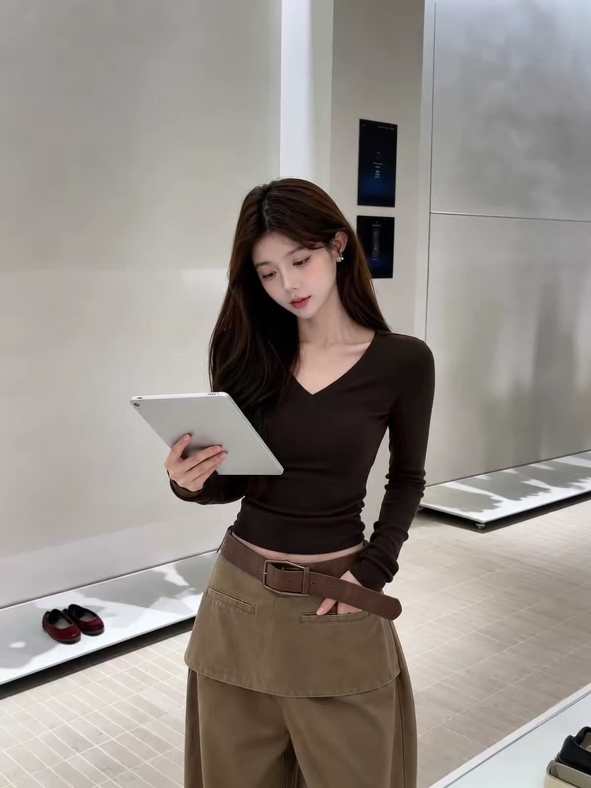 빛 요리 한 바람 깊은 커피 색상 V넥 긴팔 티셔츠 가을 여자 2026 새로운 몸매 가꾸기 빛 사람들 코치 착용 잡아라. 의류 이미지 2