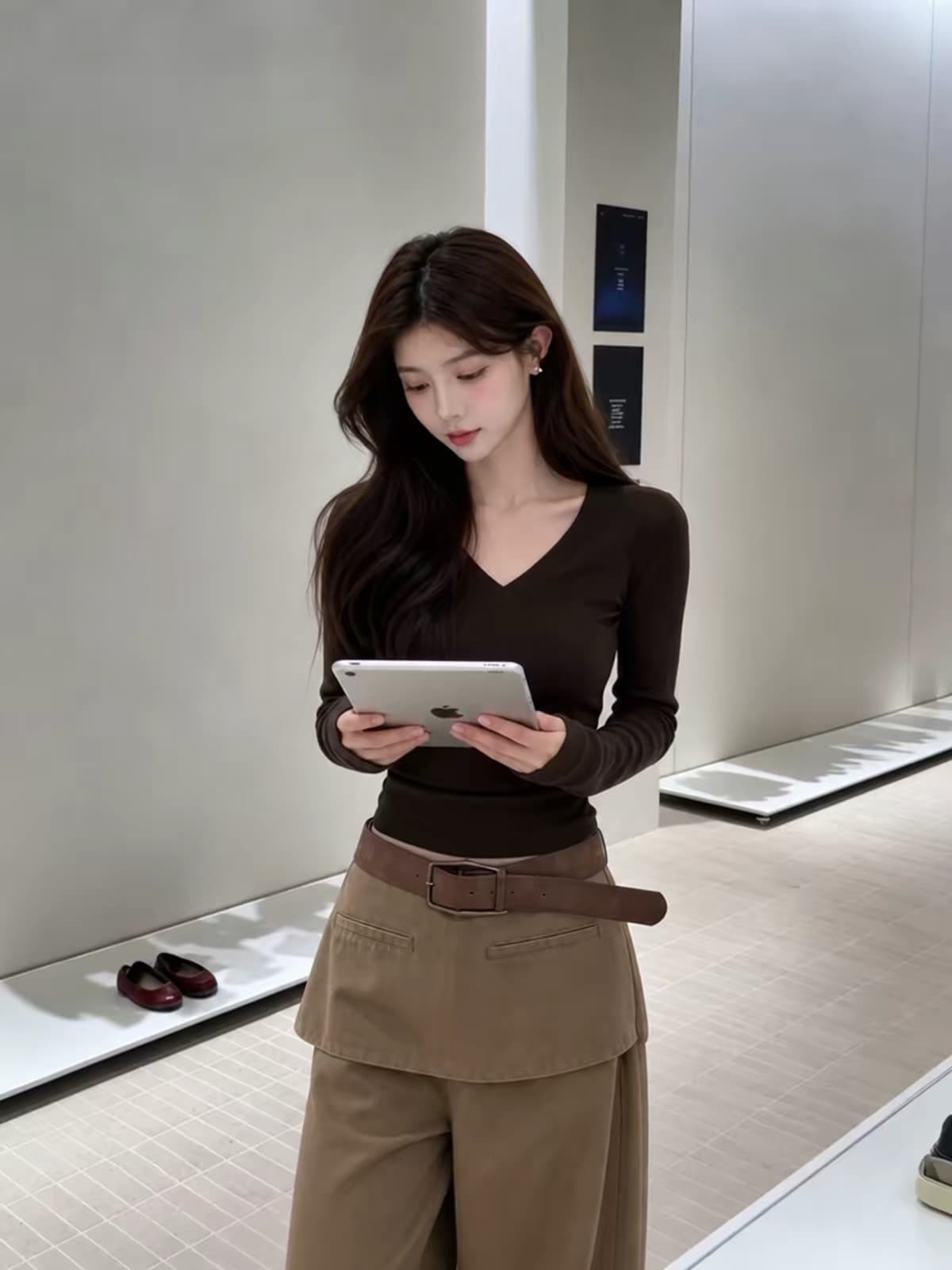 빛 요리 한 바람 깊은 커피 색상 V넥 긴팔 티셔츠 가을 여자 2026 새로운 몸매 가꾸기 빛 사람들 코치 착용 잡아라. 의류 이미지 3