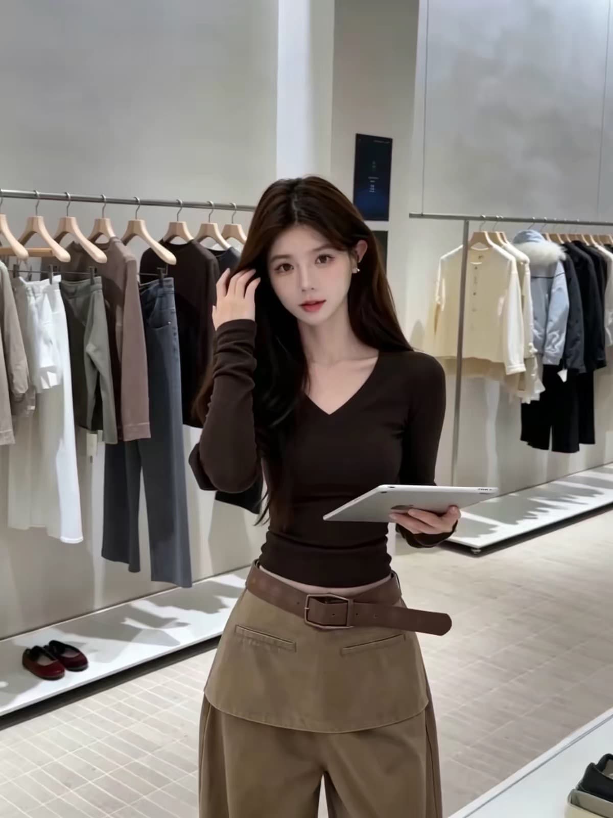 빛 요리 한 바람 깊은 커피 색상 V넥 긴팔 티셔츠 가을 여자 2026 새로운 몸매 가꾸기 빛 사람들 코치 착용 잡아라. 의류 상세 이미지 1