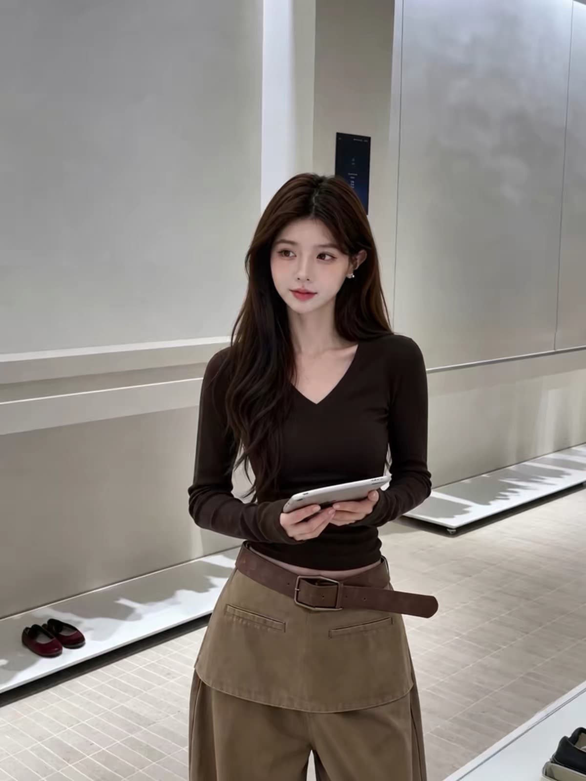빛 요리 한 바람 깊은 커피 색상 V넥 긴팔 티셔츠 가을 여자 2026 새로운 몸매 가꾸기 빛 사람들 코치 착용 잡아라. 의류 상세 이미지 3