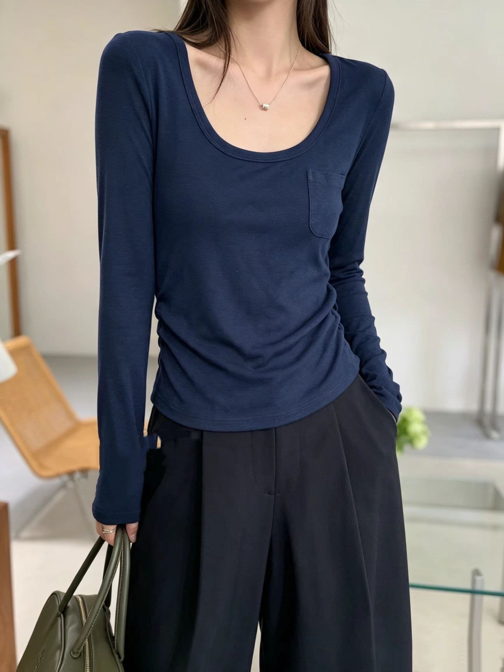 한 부서 뒤로 칼라 표준 u 칼라 긴팔 티셔츠 여성 2026 이른 가을 새로운 몸매 가꾸기 슬림해 보이는 다용도 품격 작은 대중 맨위 이미지 2