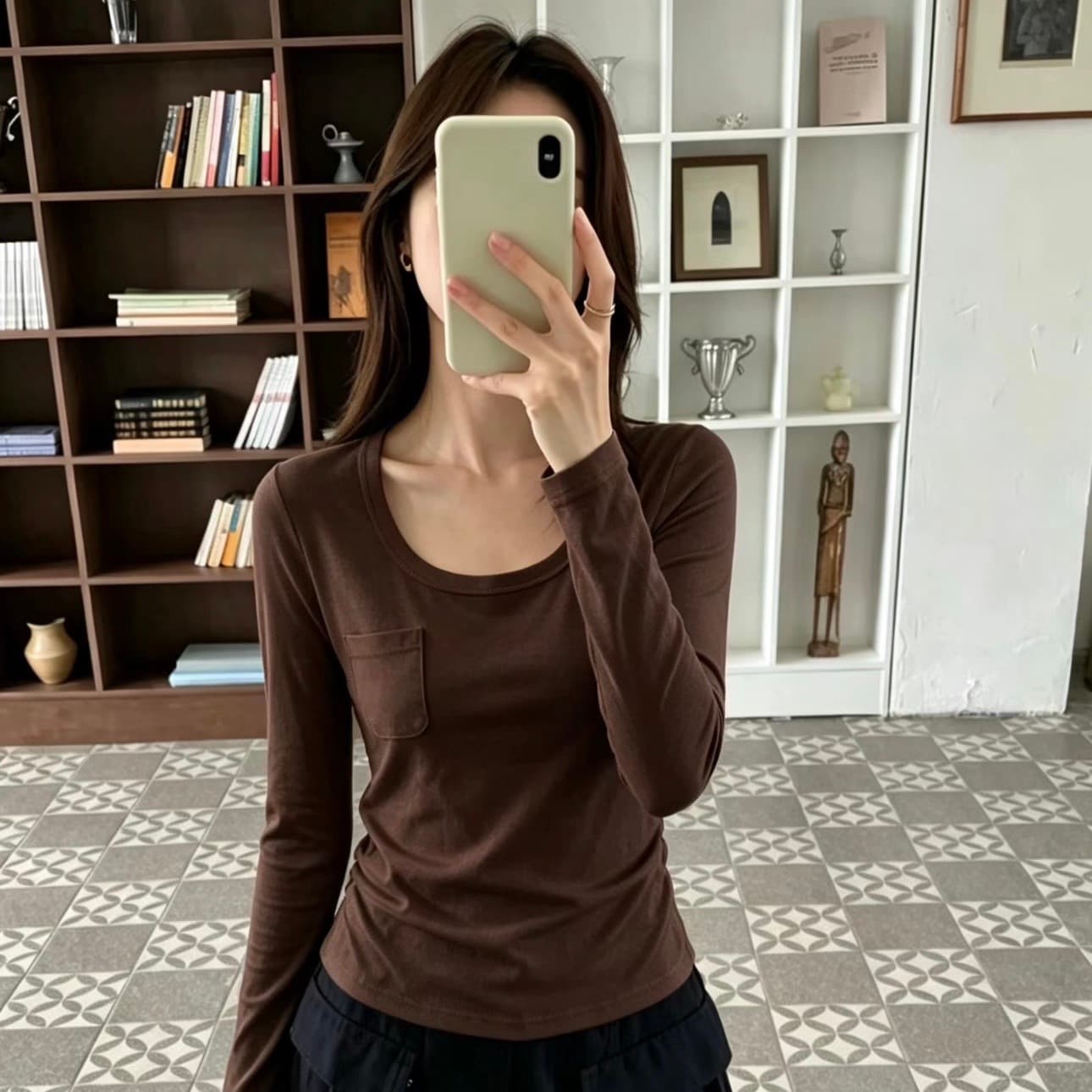 한 부서 뒤로 칼라 표준 u 칼라 긴팔 티셔츠 여성 2026 이른 가을 새로운 몸매 가꾸기 슬림해 보이는 다용도 품격 작은 대중 맨위 상세 이미지 1