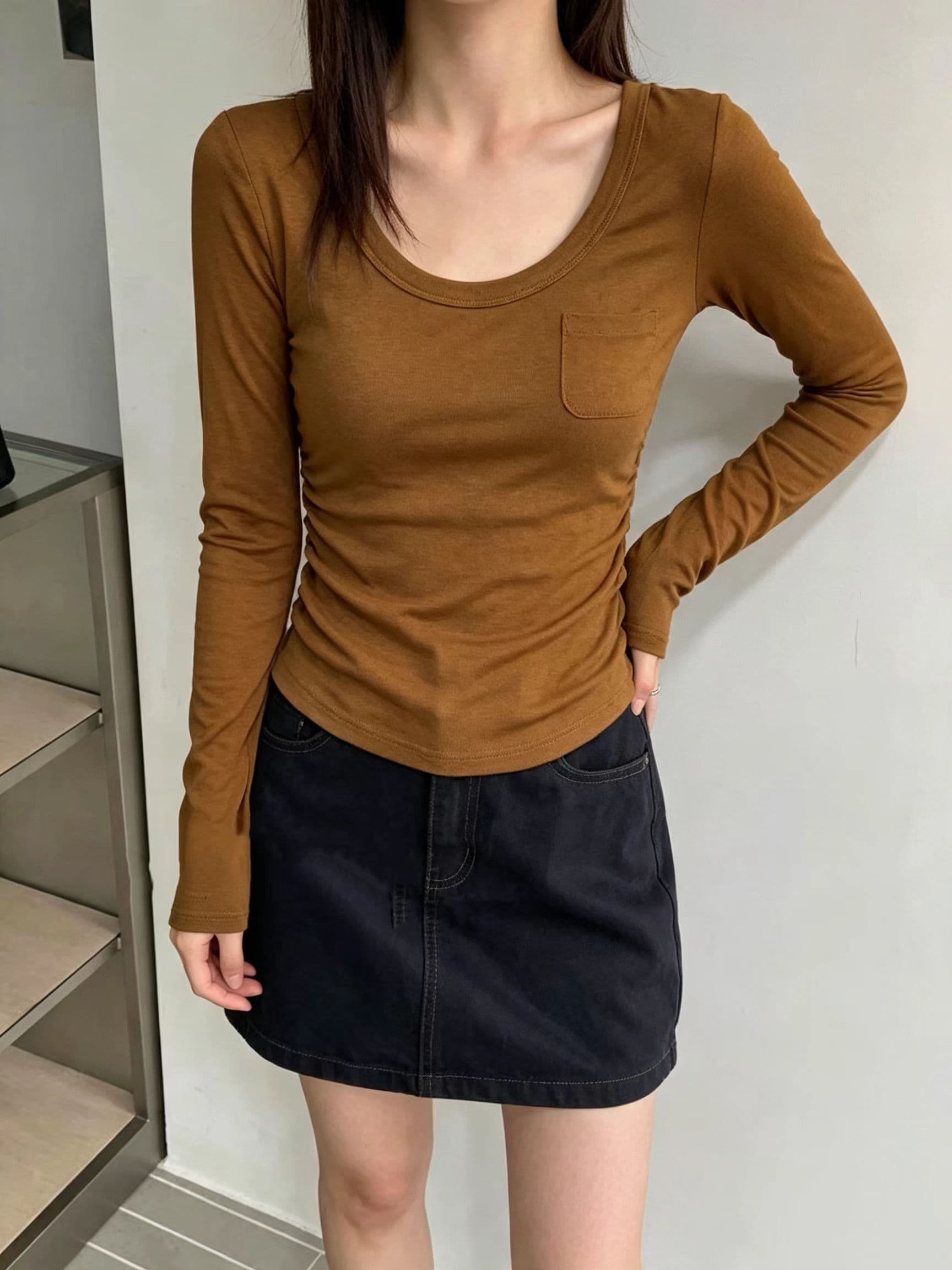 한 부서 뒤로 칼라 표준 u 칼라 긴팔 티셔츠 여성 2026 이른 가을 새로운 몸매 가꾸기 슬림해 보이는 다용도 품격 작은 대중 맨위 상세 이미지 6