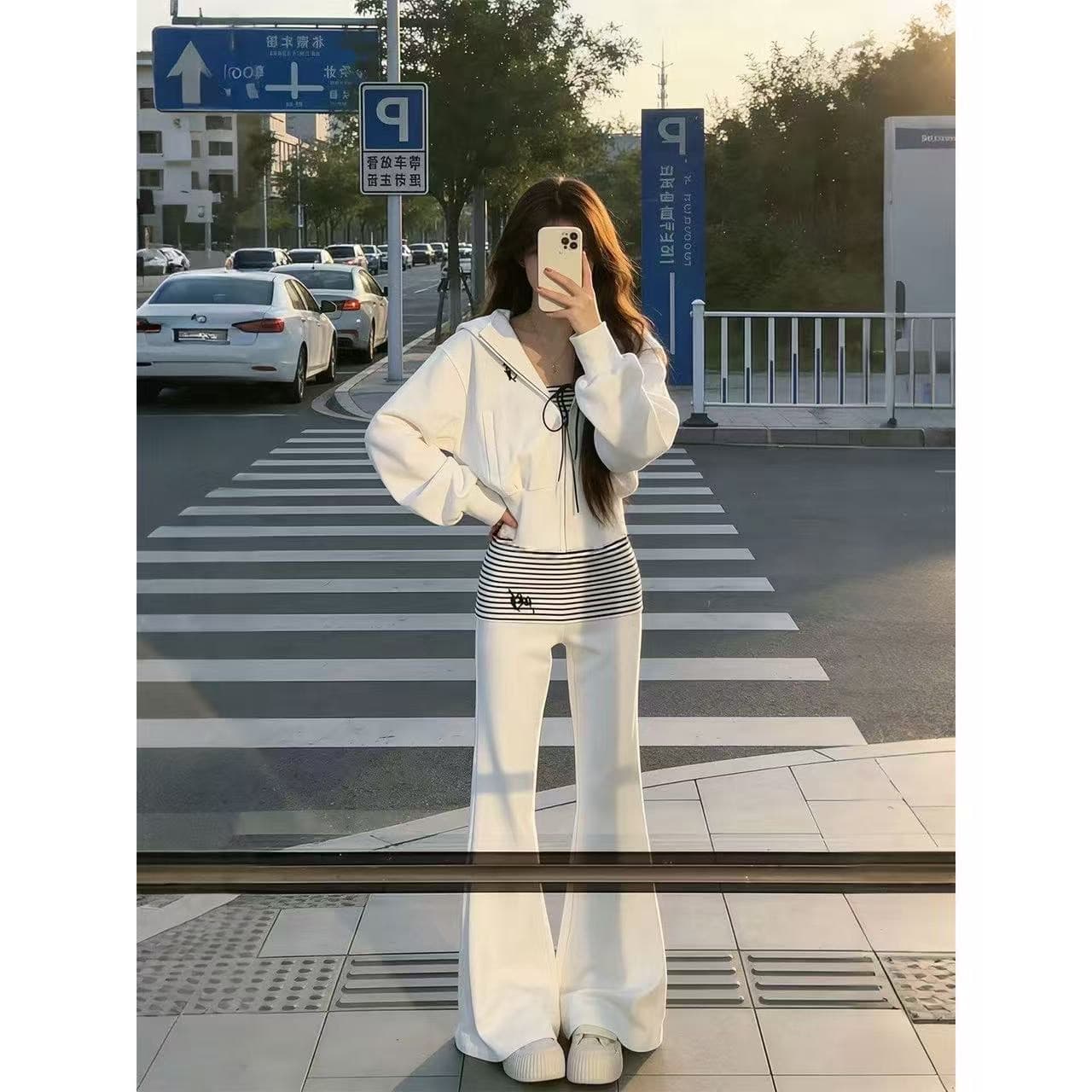 한 바람 여성 높음 슬림해 보이는 패션 세트 2026 봄 새로운 쇼트 스타일 외국어 튜브탑 배색 부츠컷 바지 3종 세트 상세 이미지 3