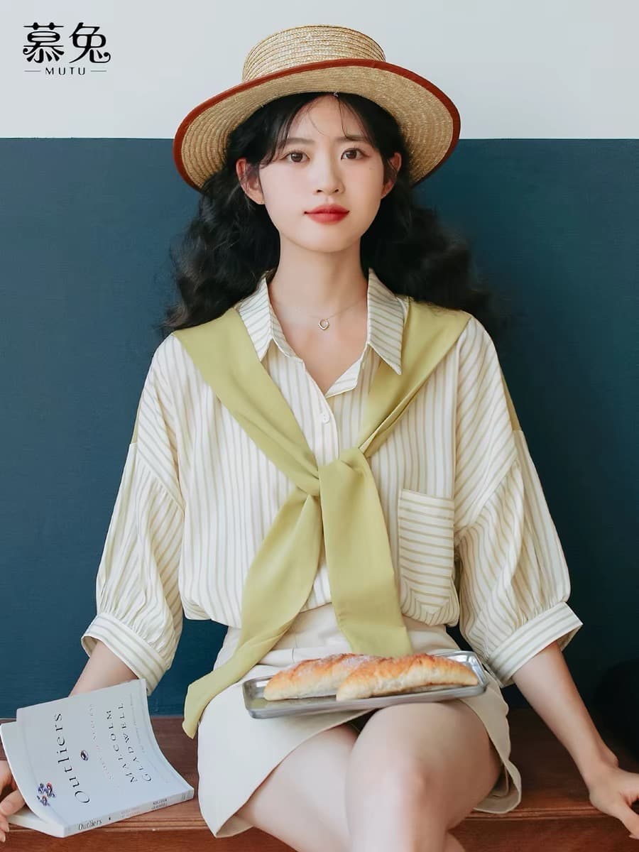 뮤 토끼 ins 항구 바람 스트라이프 페이크 레이어드 숄 여성 셔츠 2026 여름 새로운 디자인 센스 작은 대중 맨위 트렌디