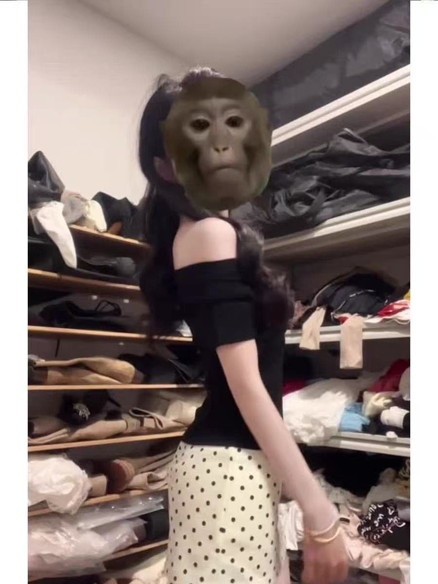 검정색 반팔 오프숄더 오프숄더 티셔츠 오프숄더 여름 아메리칸 몸매 가꾸기 긍정적 인 어깨 디자인 센스 순수한 욕망 V넥 짧은 맨위 이미지 4