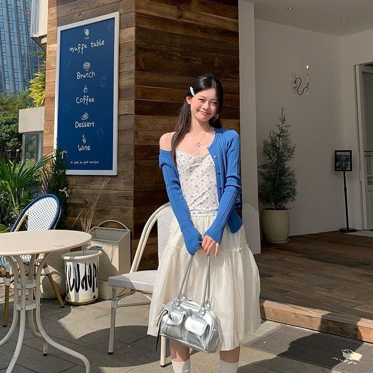 송 긍정적 인 En 파란색 작은 꽃무늬 캐미솔 여름 인사이드 가져 가라. 한 부서 몸매 가꾸기 슬림해 보이는 쇼트 스타일 아름다운 작은 맨위 이미지 2