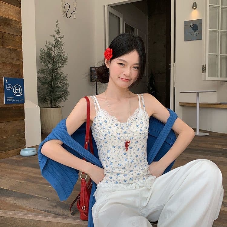 송 긍정적 인 En 파란색 작은 꽃무늬 캐미솔 여름 인사이드 가져 가라. 한 부서 몸매 가꾸기 슬림해 보이는 쇼트 스타일 아름다운 작은 맨위 이미지 4
