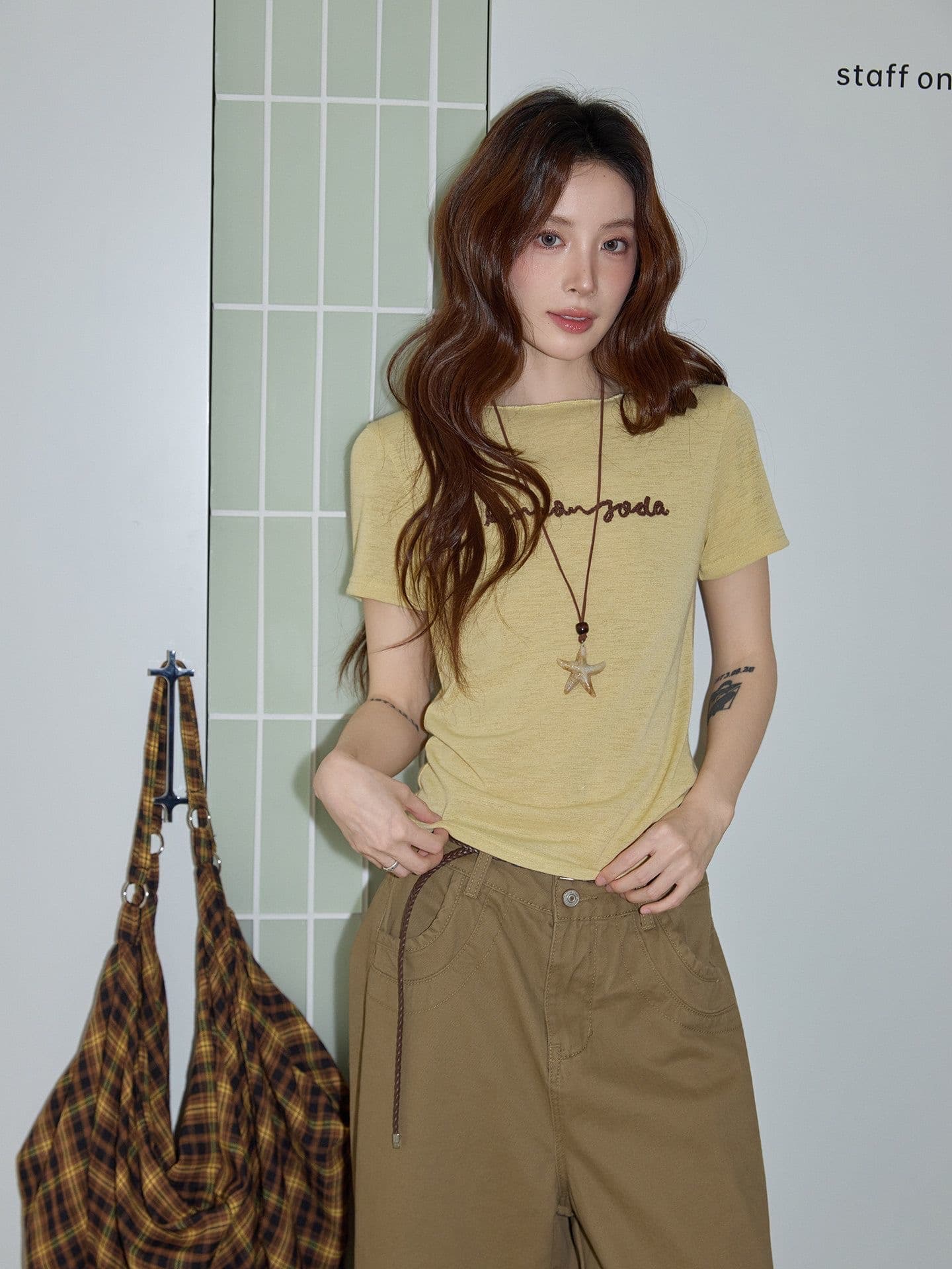 시끄러운 홈 아메리칸 레트로 황색 알파벳 티셔츠 여성 2026 여름 고급 몸매 가꾸기 라운드 넥 긍정적 인 어깨 반팔 맨위 상세 이미지 2