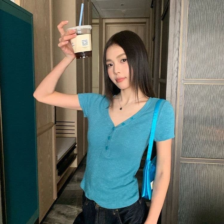 송 긍정적 인 En 레이크 블루 색상 V넥 긍정적 인 어깨 반팔 티셔츠 여성 여름 2026 몸매 가꾸기 슬림해 보이는 자이언트 잘 생긴 ~ 중 쇼트 스타일 맨위 이미지 3