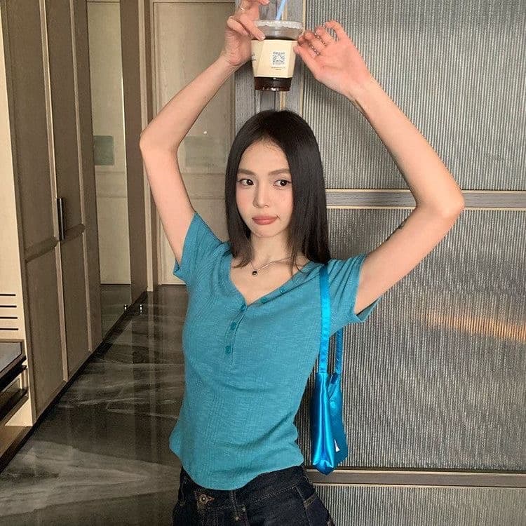 송 긍정적 인 En 레이크 블루 색상 V넥 긍정적 인 어깨 반팔 티셔츠 여성 여름 2026 몸매 가꾸기 슬림해 보이는 자이언트 잘 생긴 ~ 중 쇼트 스타일 맨위 이미지 4