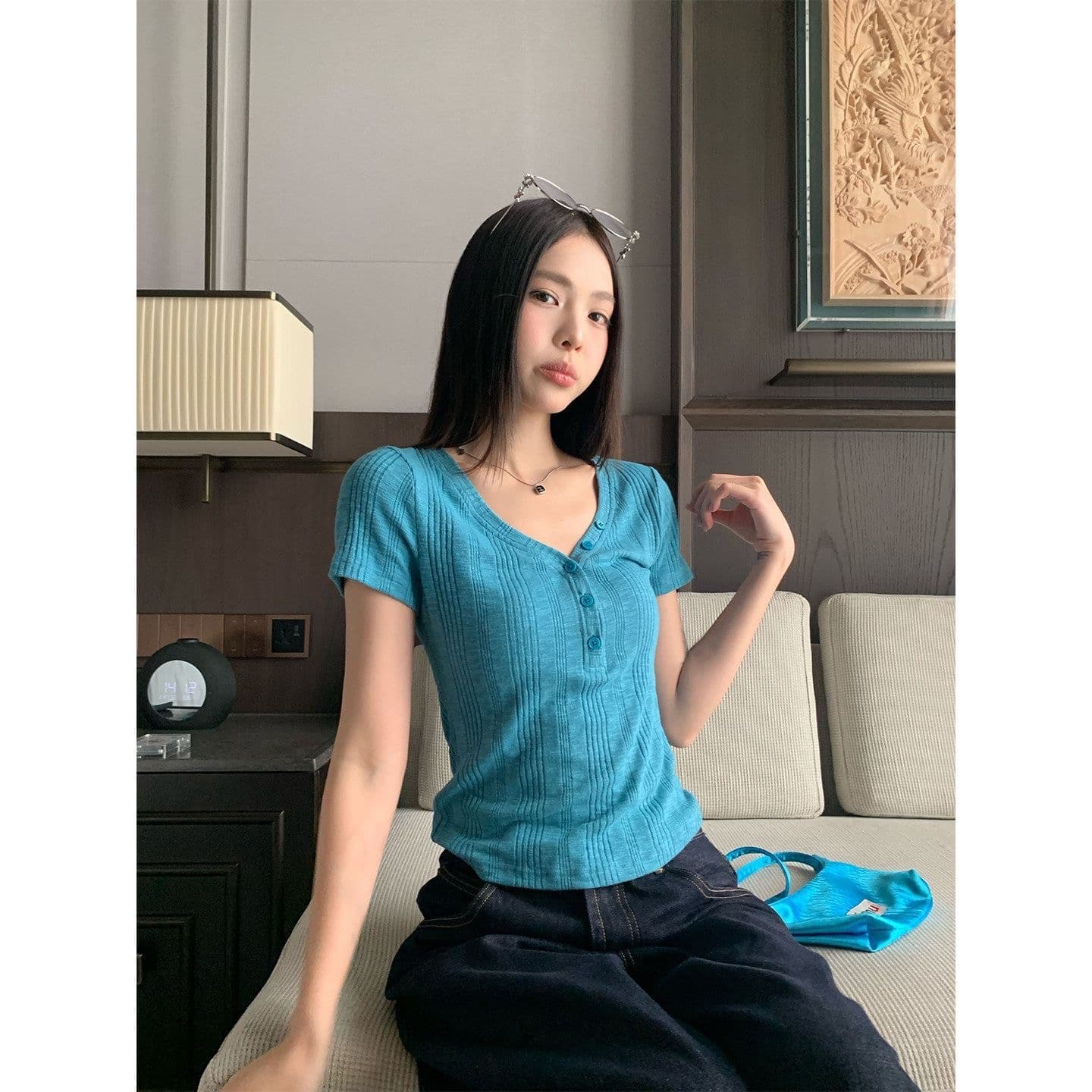 송 긍정적 인 En 레이크 블루 색상 V넥 긍정적 인 어깨 반팔 티셔츠 여성 여름 2026 몸매 가꾸기 슬림해 보이는 자이언트 잘 생긴 ~ 중 쇼트 스타일 맨위 상세 이미지 2