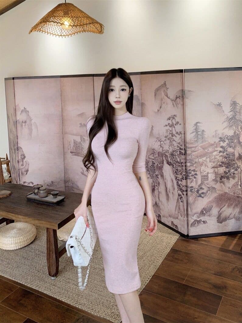 핑크색 반하이넥 니트 중간 소매 여성 드레스 여름 섹시함 순수한 욕망 아름다운 품격 몸매 가꾸기 타이트 스커트 짧은 치마