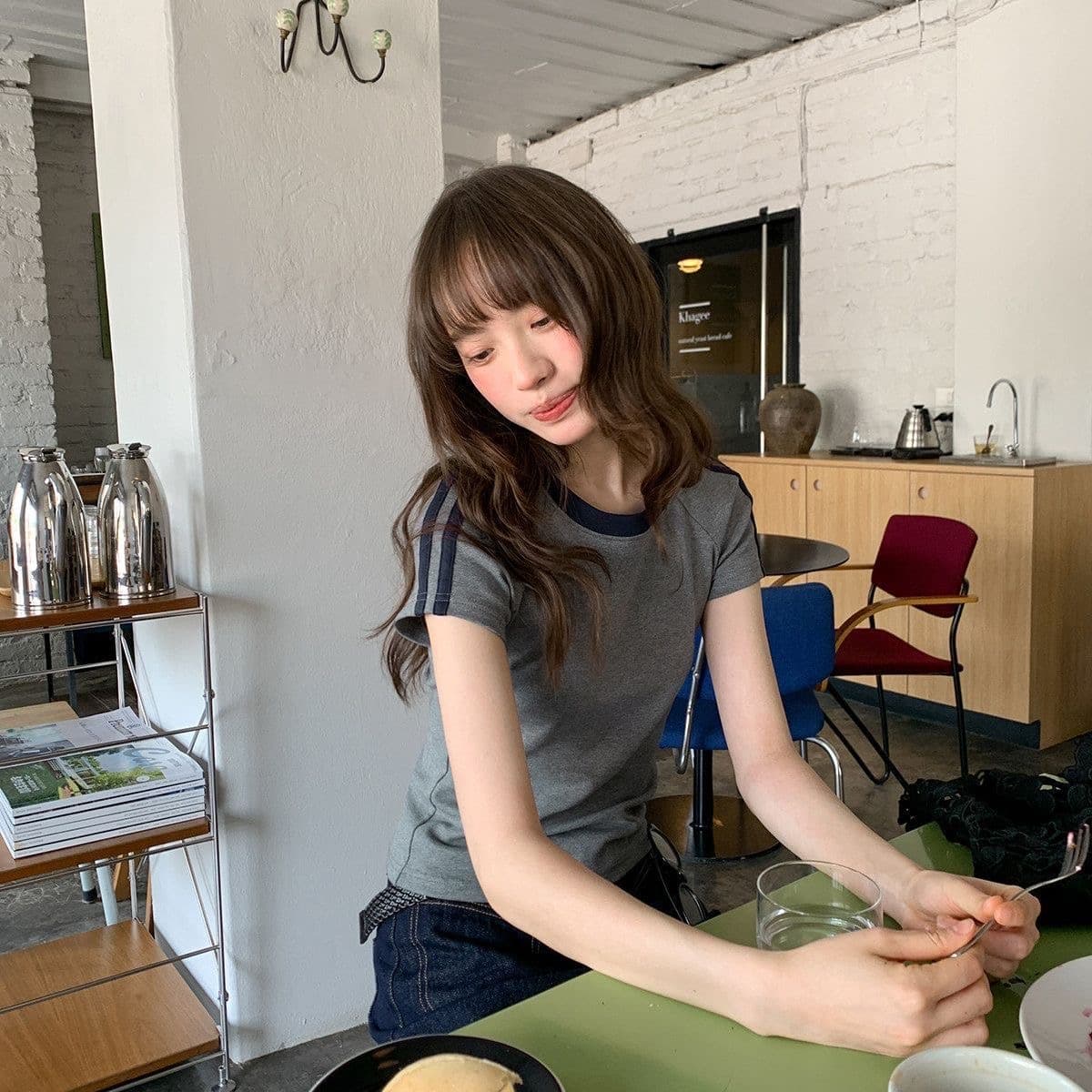 송 긍정적 인 En 화이트 불규칙 비스듬한 어깨 반팔 티셔츠 여성 여름 새로운 몸매 가꾸기 슬림해 보이는 디자인 센스 오프숄더 맨위 상세 이미지 6