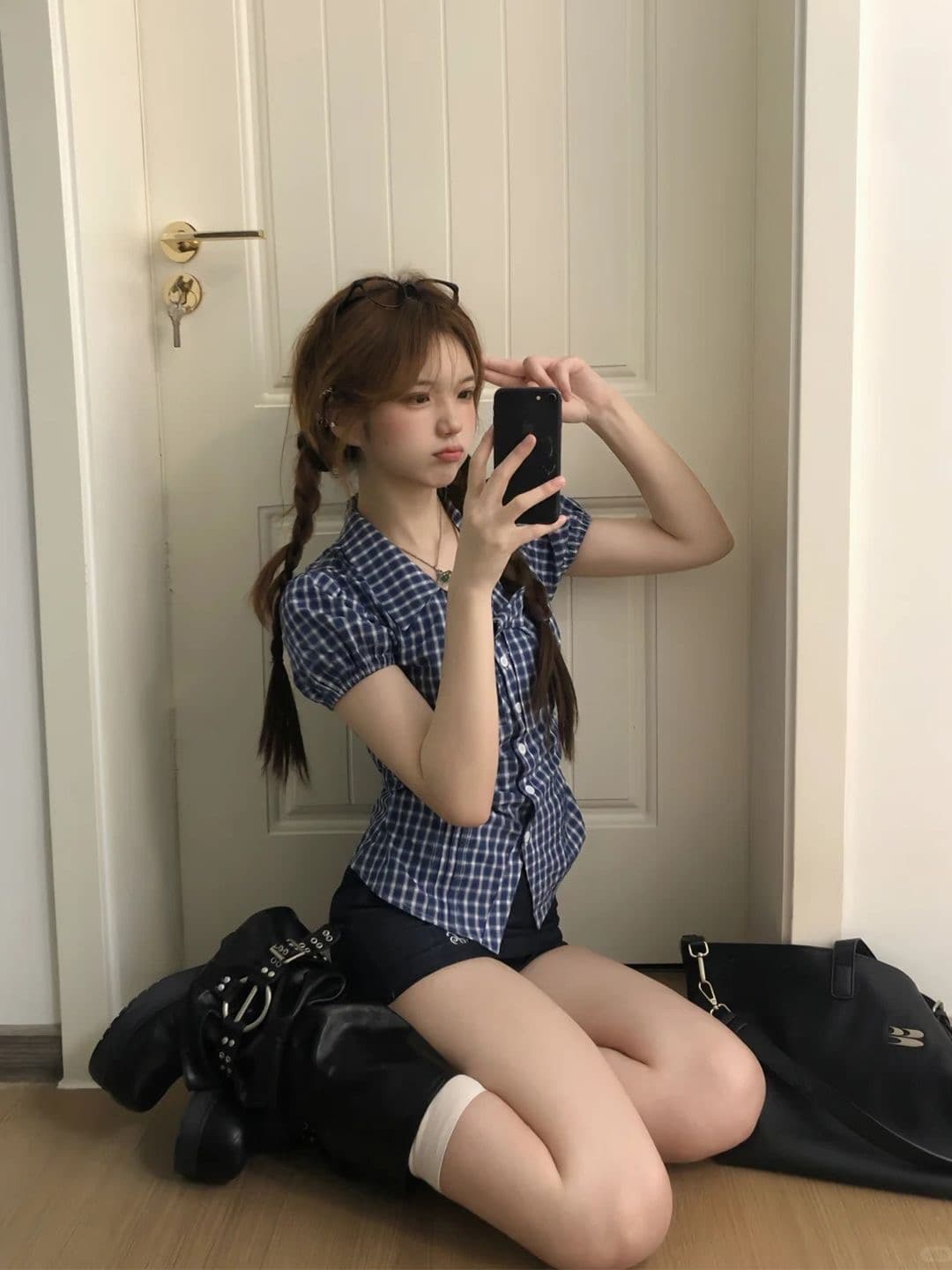 한 부서 레트로 체크무늬 나비 매듭 반팔 셔츠 거품 소매 작은 셔츠 여성 2026 새로운 몸매 가꾸기 고대 조기 센스 셔츠