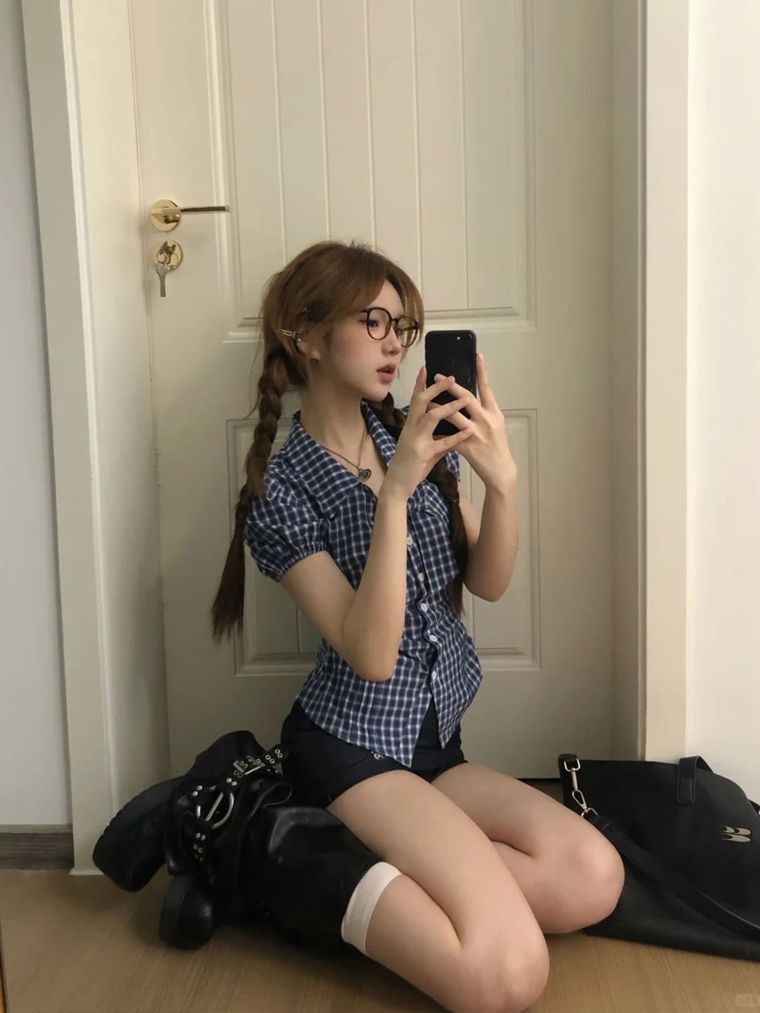 한 부서 레트로 체크무늬 나비 매듭 반팔 셔츠 거품 소매 작은 셔츠 여성 2026 새로운 몸매 가꾸기 고대 조기 센스 셔츠 이미지 3