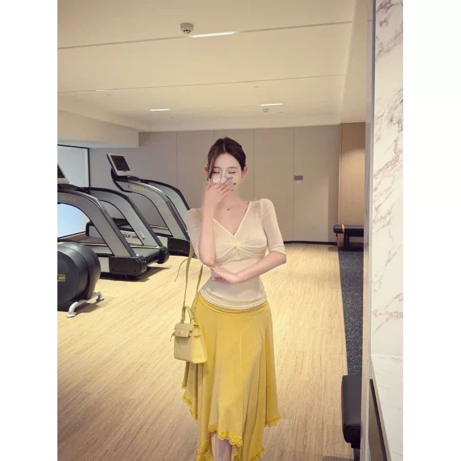 kumikumi 패션 세트 화이트 비틀림 반팔 티셔츠 여성 여름 불규칙 다용도 반신 스커트 투피스 세트 이미지 3