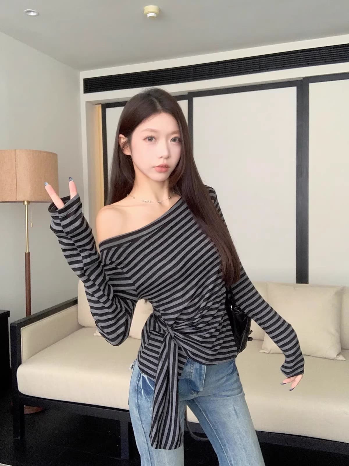 레트로 비스듬한 어깨 스트라이프 티셔츠 여성 2026 봄 가을 새로운 디자인 센스 허리 수축 슬림해 보이는 캐주얼 오프숄더 맨위 트렌디 이미지 2