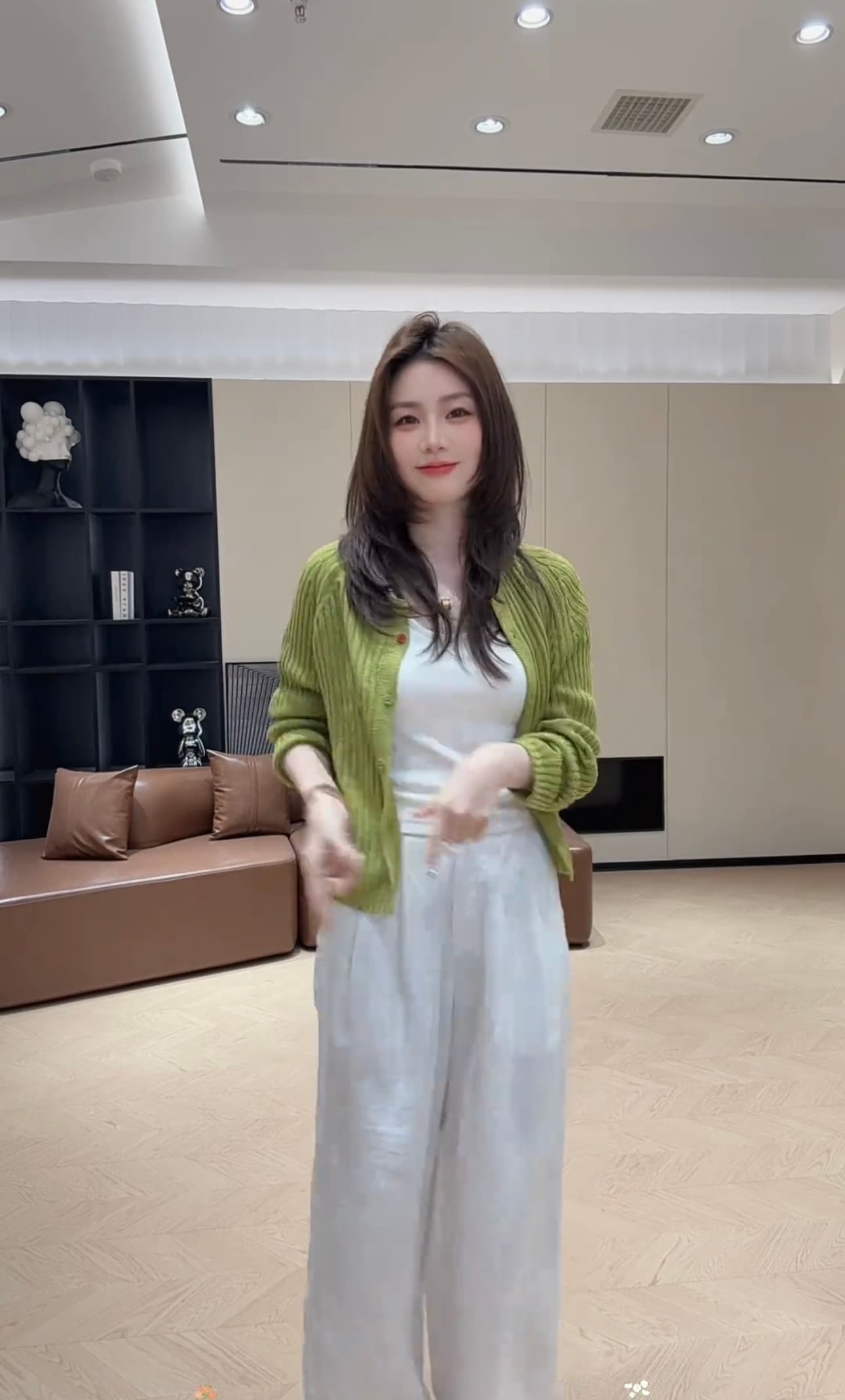 콩 추천 3902 봄 색상 슬림해 보이는 오픈 가디건 싱글 줄 버튼 얇은 스타일 재킷 긴팔 화이트 긴 바지 상세 이미지 4