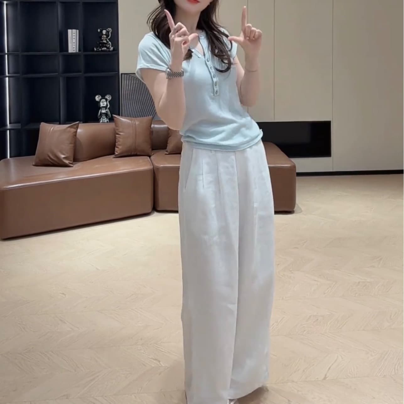콩 추천 302 봄 미니멀리즘 몸매 가꾸기 슬림해 보이는 싱글 줄 버튼 반팔 맨위 단색 화이트 바지 이미지 6