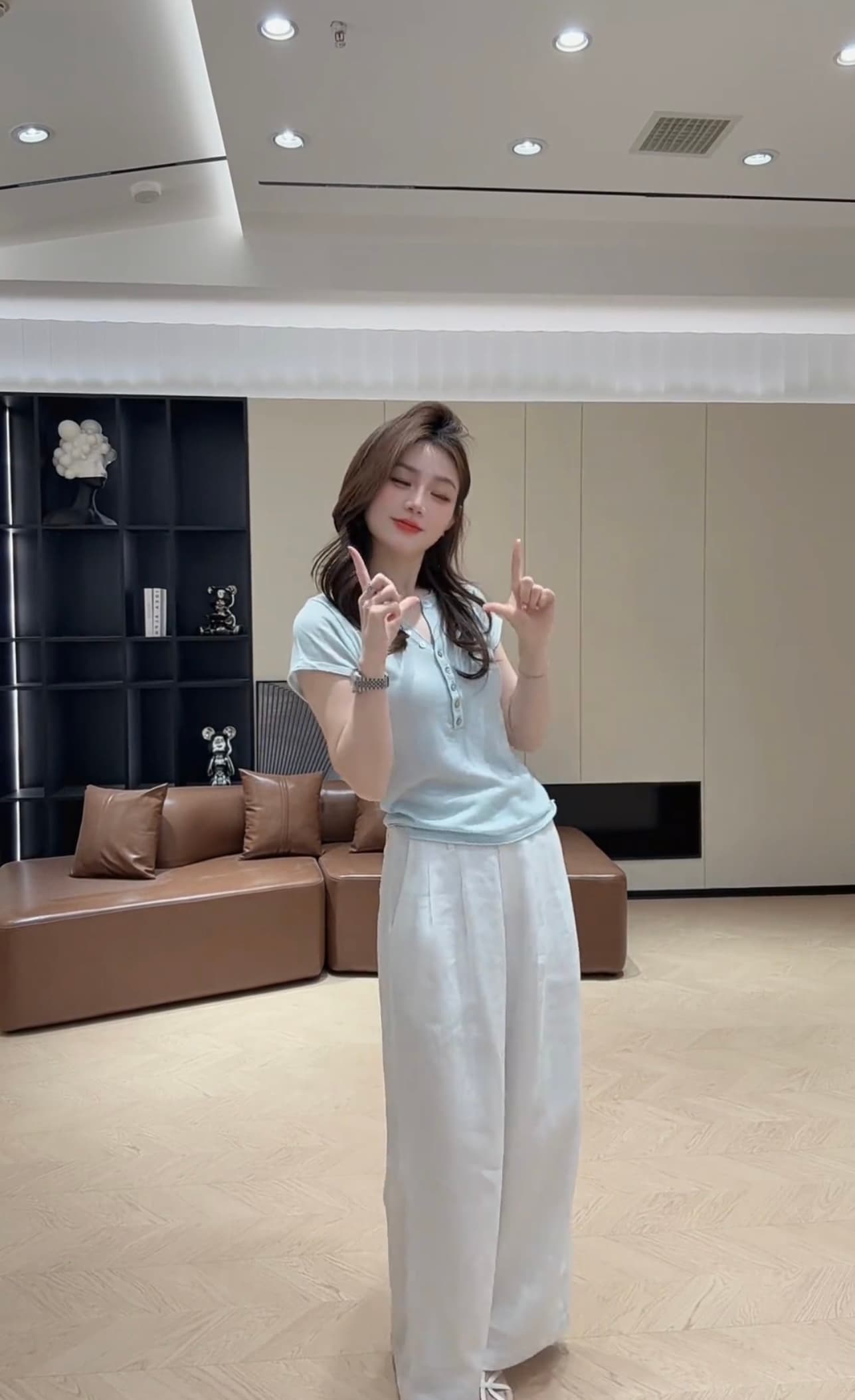 콩 추천 302 봄 미니멀리즘 몸매 가꾸기 슬림해 보이는 싱글 줄 버튼 반팔 맨위 단색 화이트 바지 상세 이미지 1