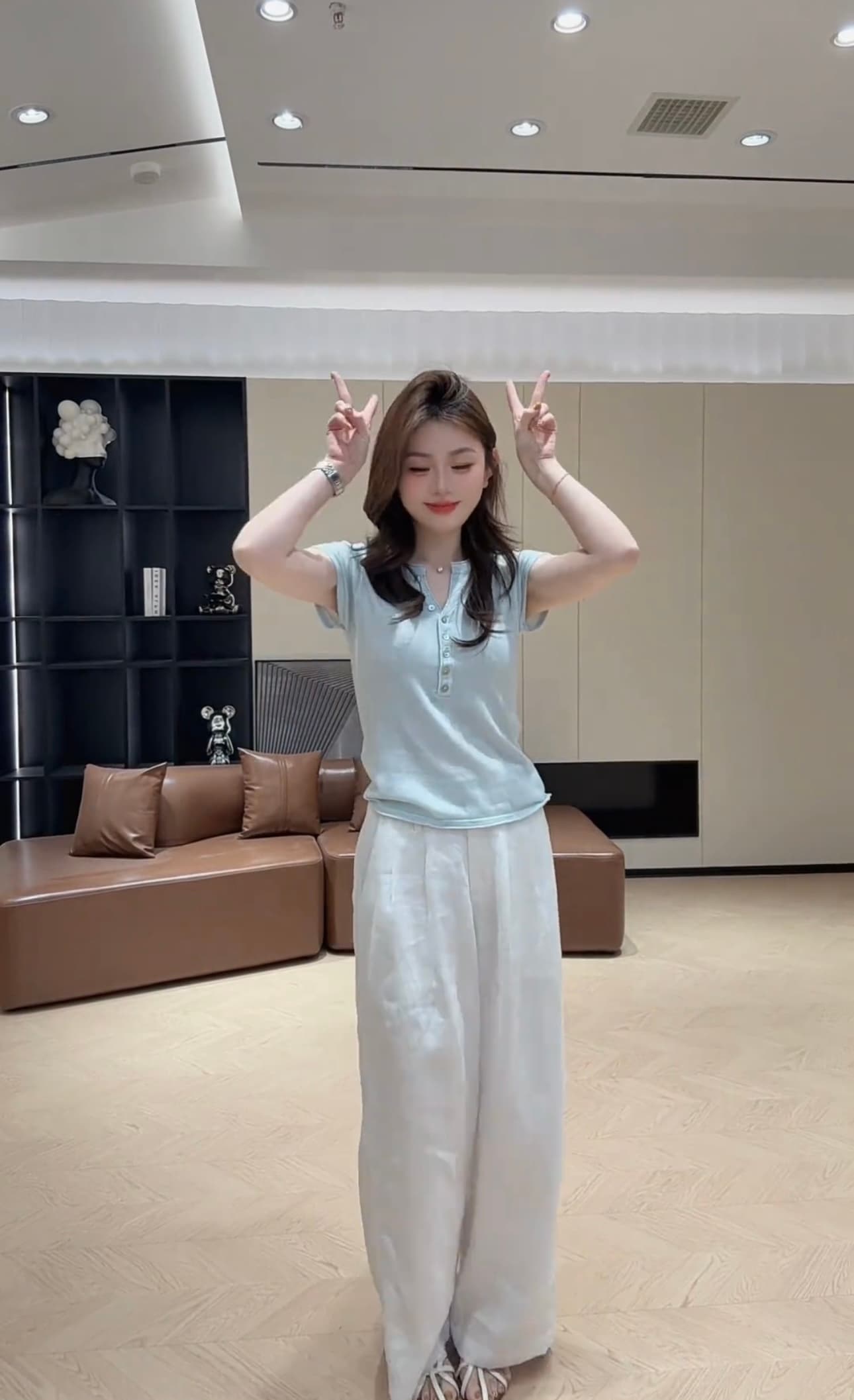 콩 추천 302 봄 미니멀리즘 몸매 가꾸기 슬림해 보이는 싱글 줄 버튼 반팔 맨위 단색 화이트 바지 상세 이미지 2
