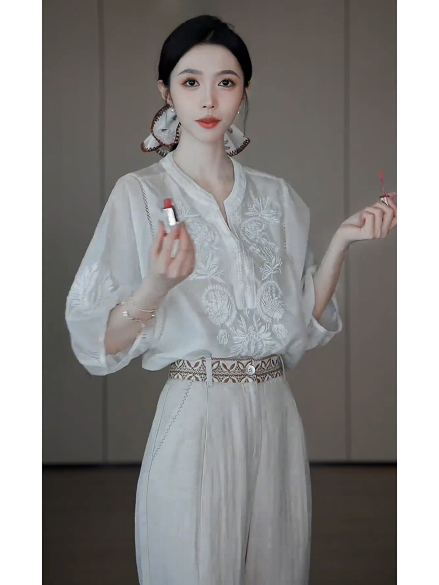 2026 여름 새로운 중식 국풍 착용 가져 가라. 숙련 된 품격 고급 센스 관대 한 점잖은 화이트 주간 실크 자수 셔츠 상세 이미지 4