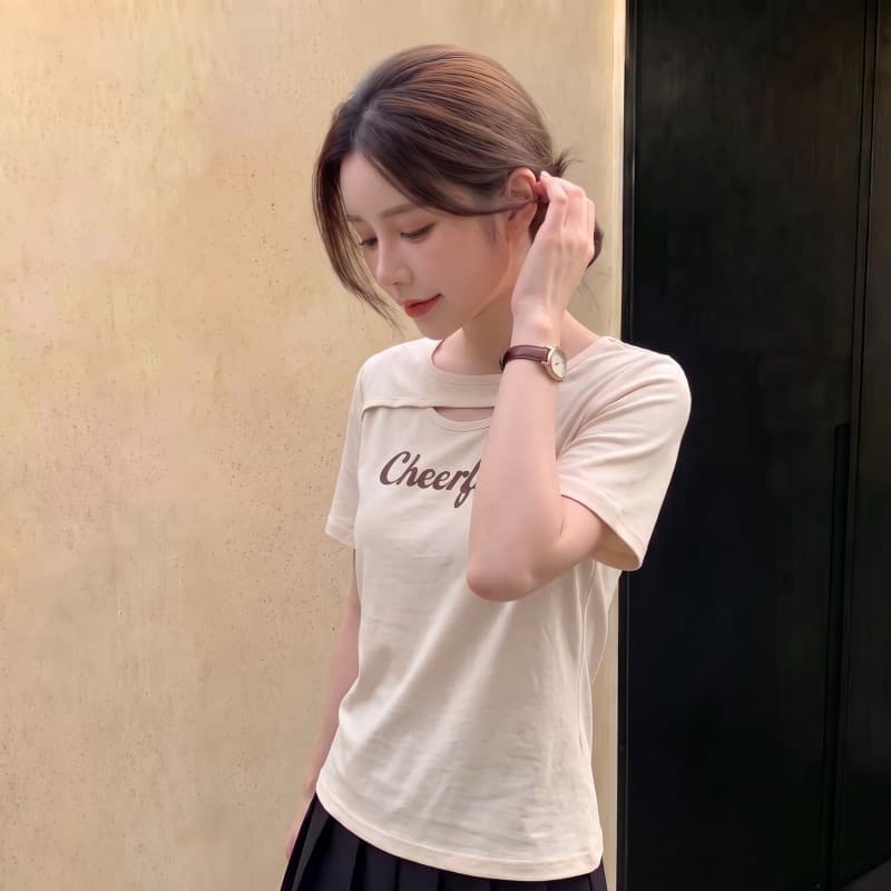실사 빅 사이즈 지방 mm 여름 새로운 디자인 센스 홀로우 아웃 칼라 알파벳 프린트 반팔 긍정적 인 어깨 의류 티셔츠 이미지 3