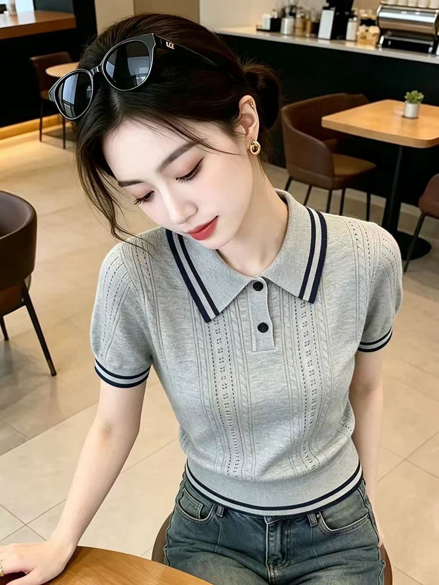 2026 초여름 새로운 학원 스타일 배색 폴로 칼라 반팔 니트 티셔츠 몸매 가꾸기 슬림해 보이는 디자인 센스 여성 의류 맨위 상세 이미지 3