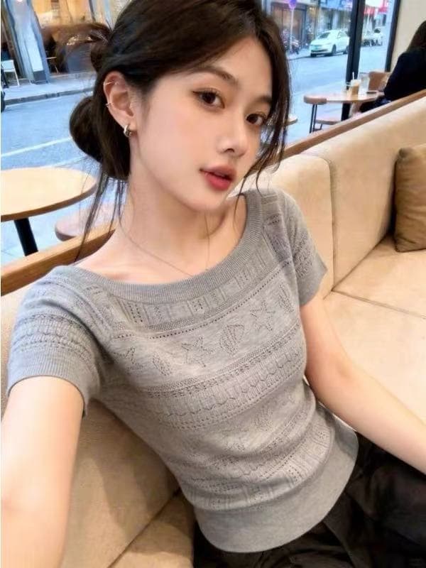 회색 불규칙 비스듬한 어깨 홀로우 아웃 니트 반팔 티셔츠 여성 여름 몸매 가꾸기 오프숄더 고유 한 아름다운 초여름 맨위