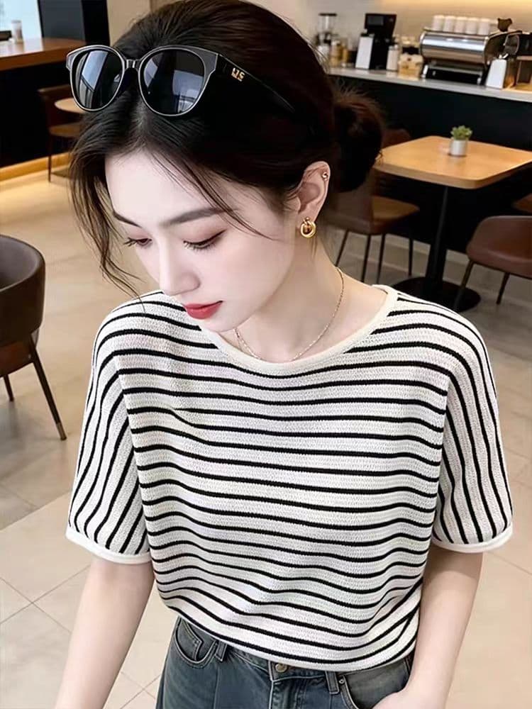 느긋한 바람 미니멀리즘 외국 가스 패션 디자인 센스 풀오버 슬림해 보이는 스트라이프 라운드 넥 반팔 니트 스웨터 여성 의류 맨위 트렌디