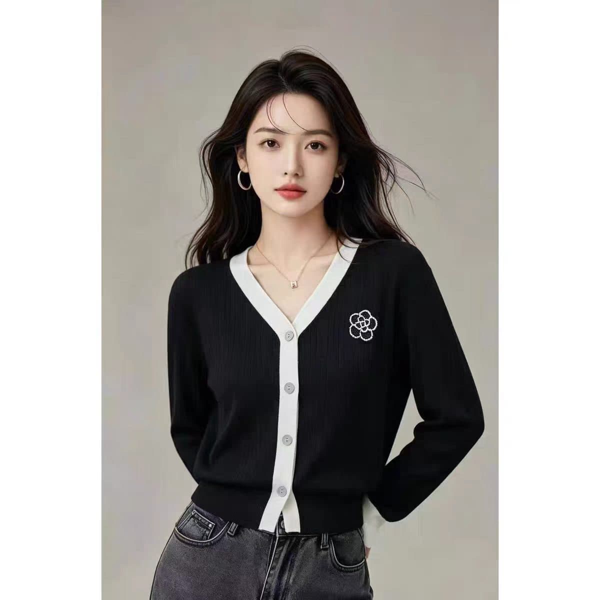 유럽 상품 고급 동백 나무 자수 V넥 니트 오픈 가디건 여성 2026 가을 새로운 슬림해 보이는 품격 긴팔 맨위 상세 이미지 3