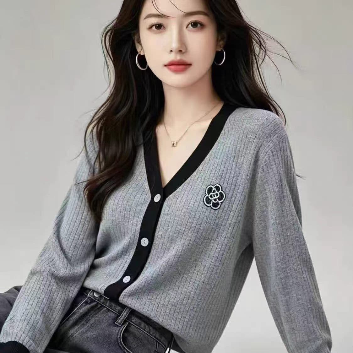 유럽 상품 고급 동백 나무 자수 V넥 니트 오픈 가디건 여성 2026 가을 새로운 슬림해 보이는 품격 긴팔 맨위 상세 이미지 4