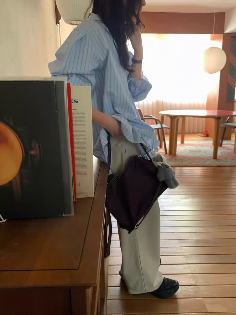 26 봄 한 부서 미니멀리즘 품격 신선함 세로 줄무늬 패치워크 프릴 폴로 칼라 셔츠 상세 이미지 12