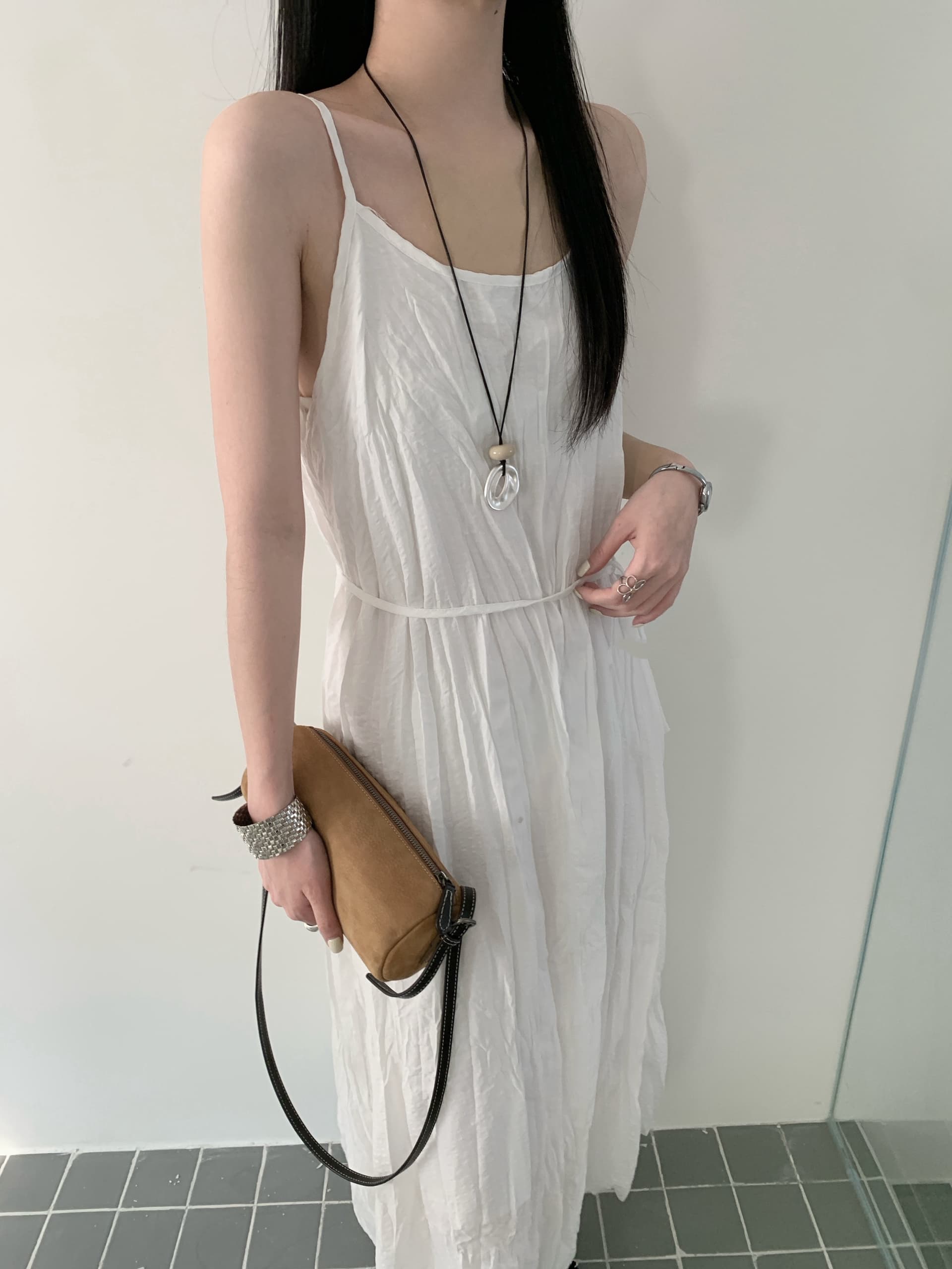있음 밖으로 한 부서 ins 바람 미니멀리즘 품격 민소매 주름 주름 원단 슬림해 보이는 드레스 상세 이미지 22