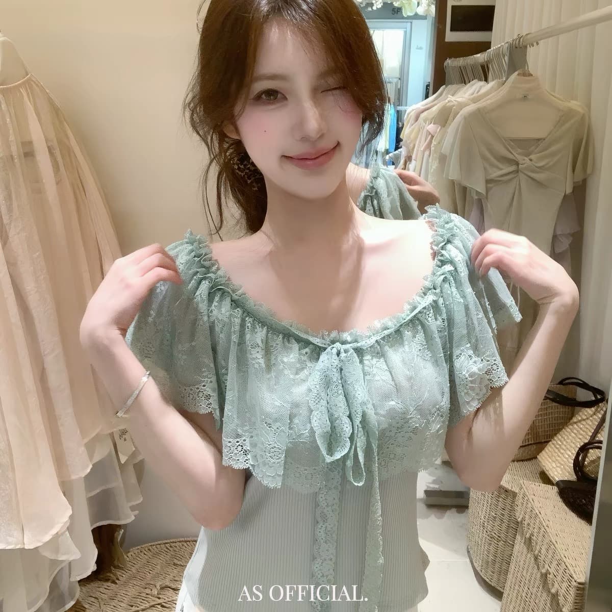 2026 년 여름 새로운 단색 여성 의류 프랑스식 레이스 레이스 보트넥 작은 셔츠 한 부서 디자인 센스 인형 셔츠 이미지 2