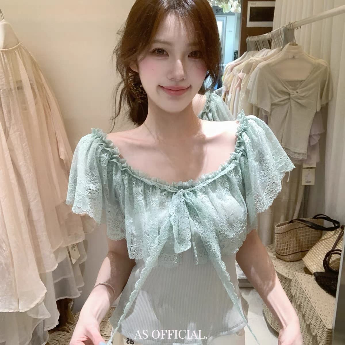 2026 년 여름 새로운 단색 여성 의류 프랑스식 레이스 레이스 보트넥 작은 셔츠 한 부서 디자인 센스 인형 셔츠 상세 이미지 5
