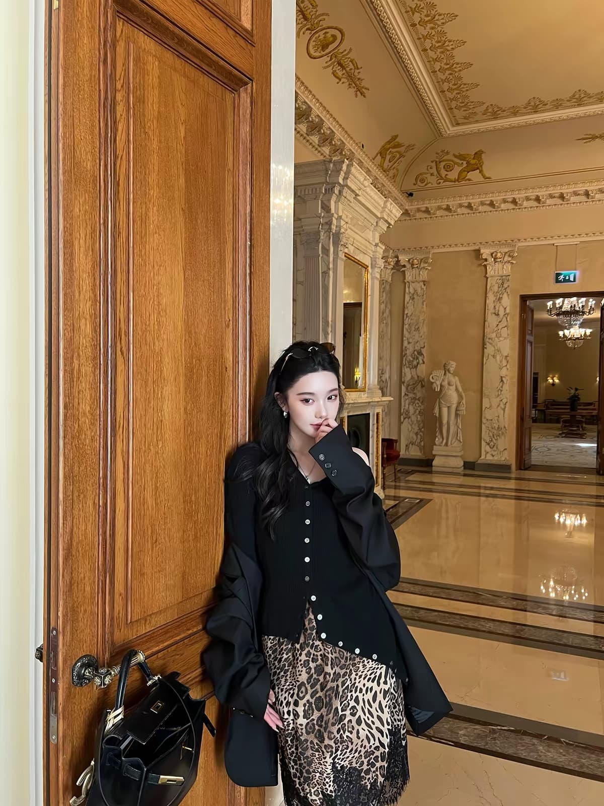 지구 Ouyang 해체 종이 셔츠 가을 사랑 다크 무거운 뽕나무 누에 실크 비대칭 긍정적 인 어깨 긴팔 니트 스웨터 상세 이미지 6