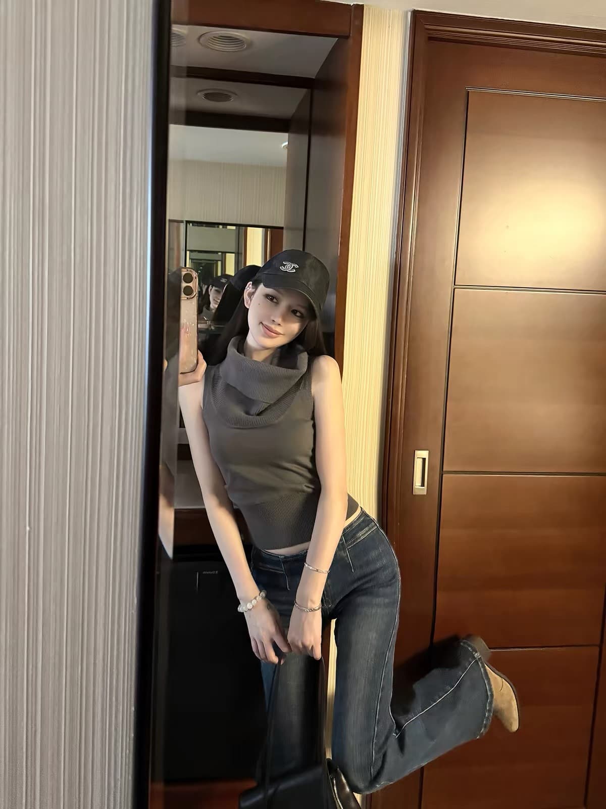 titi 작은 자매 칭탄 구멍 유럽 니켈 뒤집다 접기 오프숄더 니트 맨위 여성 말뚝 더미 칼라 민소매 조끼 상세 이미지 2