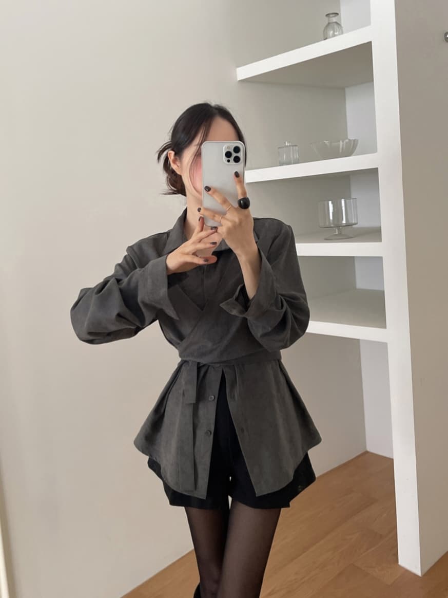 chic 한국 가을 새로운 레트로 품격 작은 대중 십자가 스트랩 페이크 레이어드 패션 다용도 셔츠 맨위 이미지 4