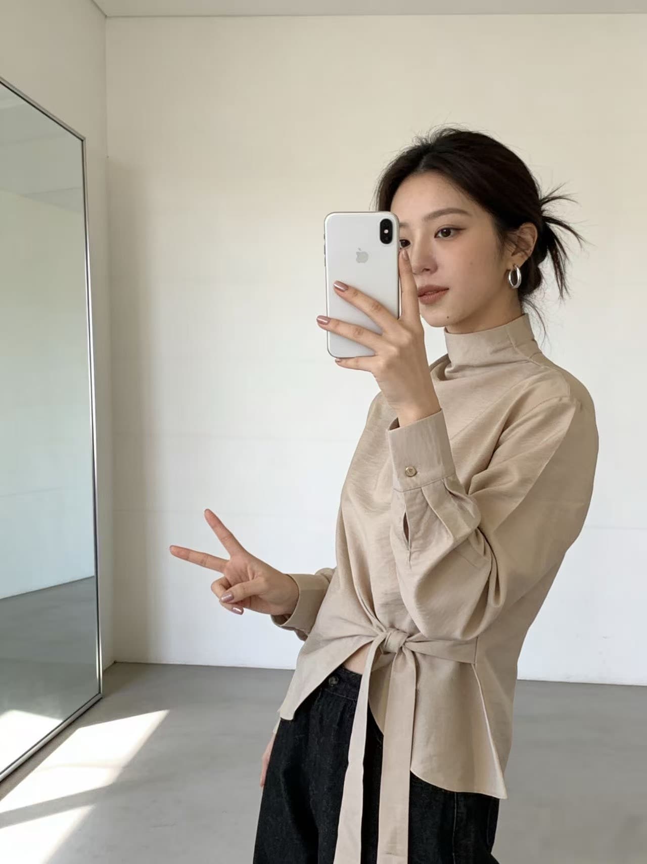 한 부서 이른 봄 프랑스식 품격 부드러운 작은 대중 불규칙 디자인 센스 레이스업 허리 수축 스탠드 칼라 긴팔 셔츠 맨위 상세 이미지 3