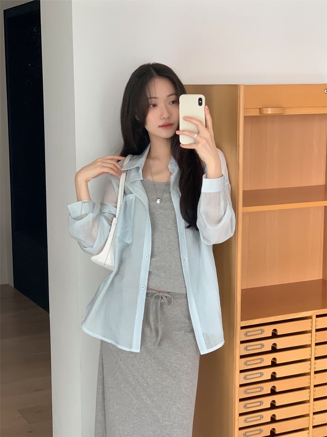 ins 한 부서 레트로 미니멀리즘 캐주얼 폴로 칼라 싱글 줄 버튼 긴팔 얇은 스타일 자외선 차단 루즈핏 다용도 셔츠 맨위 상세 이미지 18