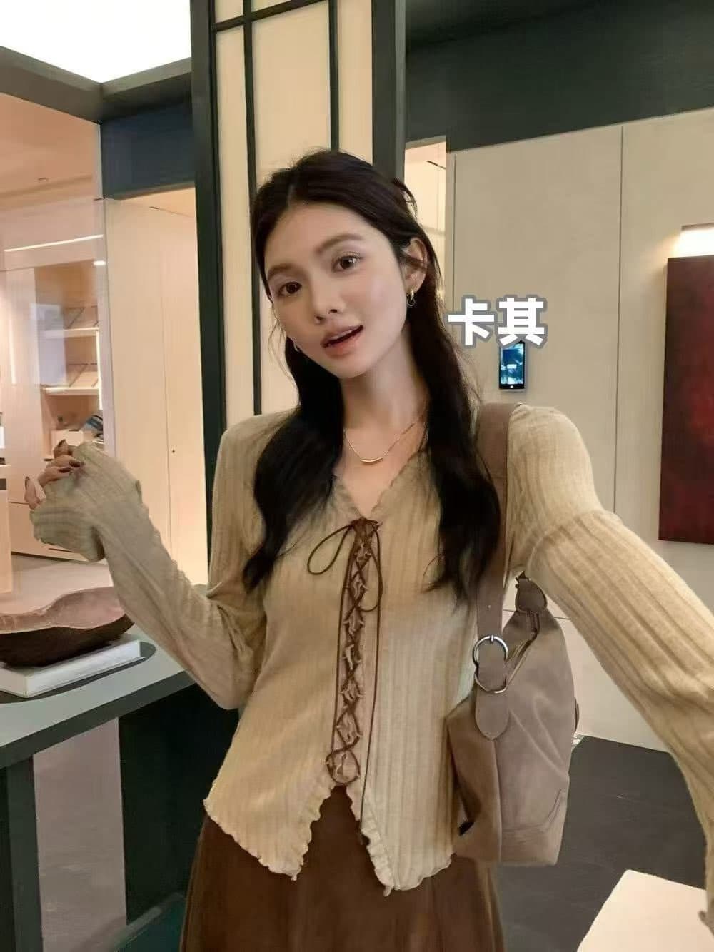 부드러운 바람 V넥 레이스업 불규칙 긴팔 니트 스웨터 2026 가을 빅 사이즈 지방 mm 몸매 가꾸기 자이언트 슬림해 보이는 맨위