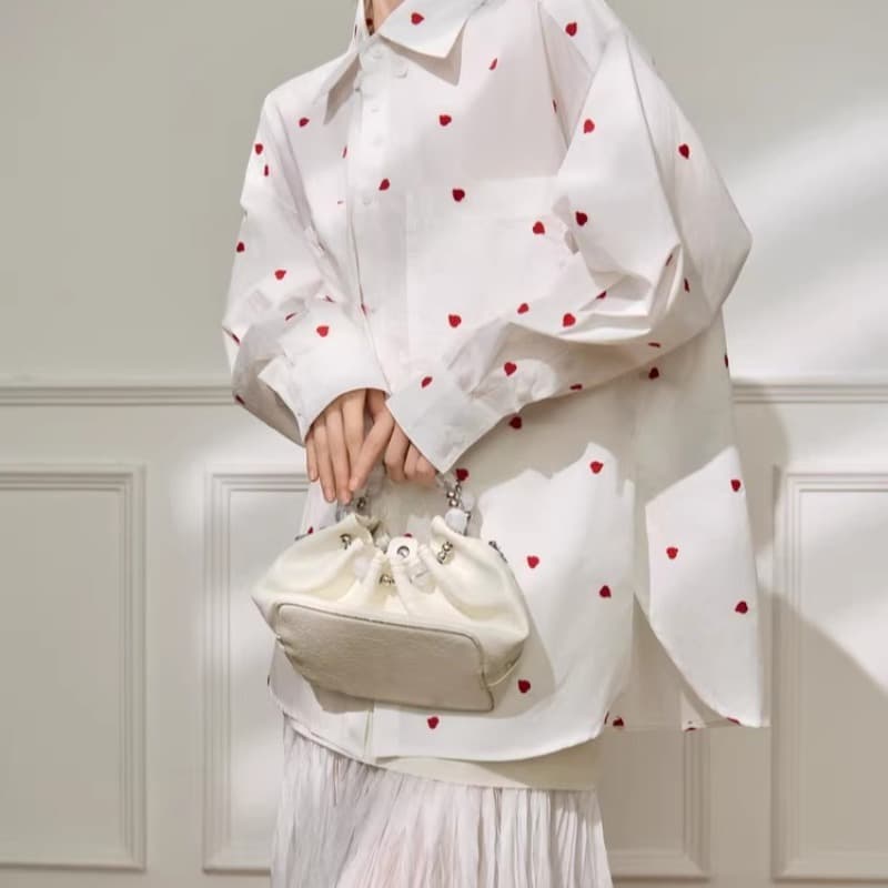 plum jan 프랑스식 낭만주의 작은 셔츠 하트 자수 폴로 칼라 화이트 맨위 루즈핏 주머니 품격 셔츠 이미지 5
