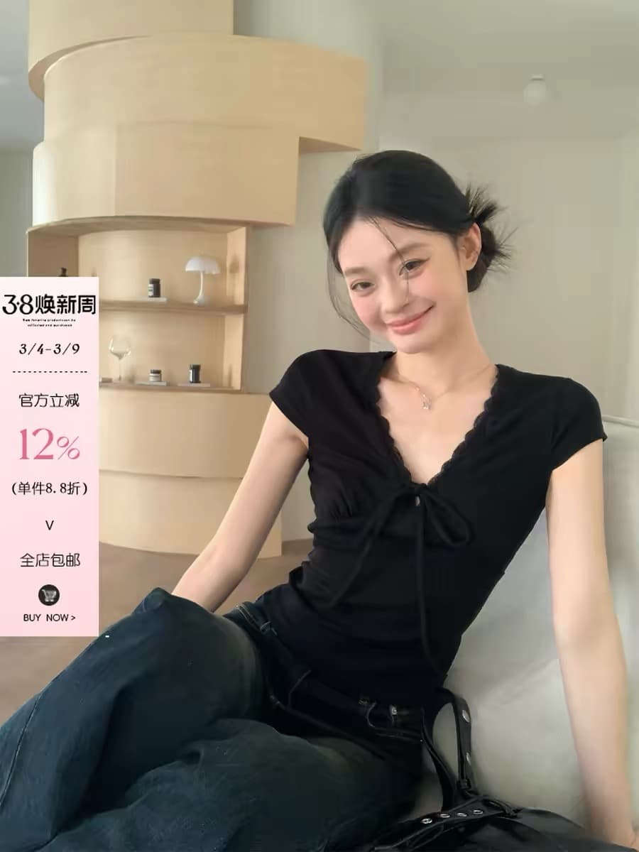 송 긍정적 인 En 검정색 V넥 스트랩 반팔 티셔츠 여성 긍정적 인 어깨 여름 2026 쇼트 스타일 몸매 가꾸기 한 부서 아름다운 작은 맨위