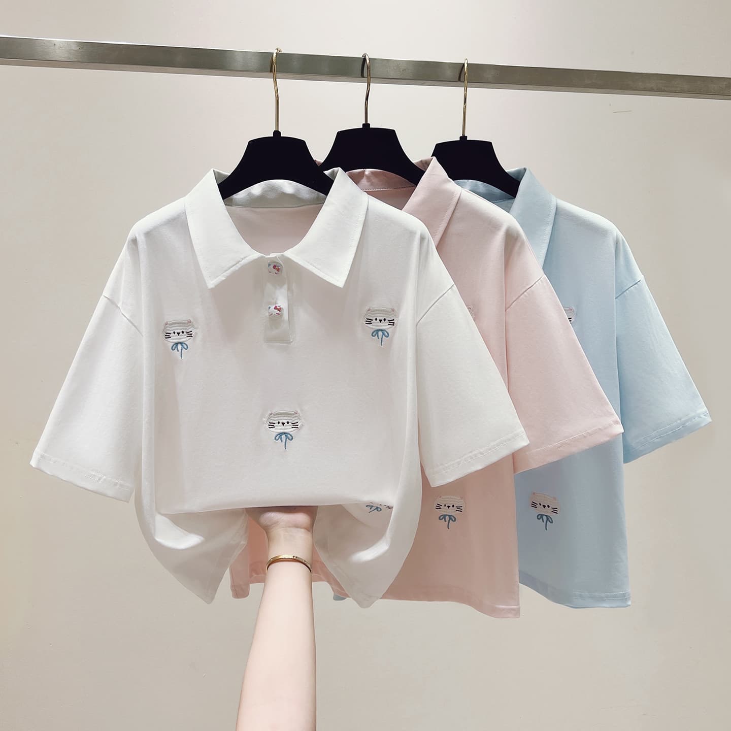 실사 2026 년 이른 봄 새로운 여성 의류 티셔츠 자수 폴로 칼라 반팔 POLO 셔츠 루즈핏 연령 감소 작은 키