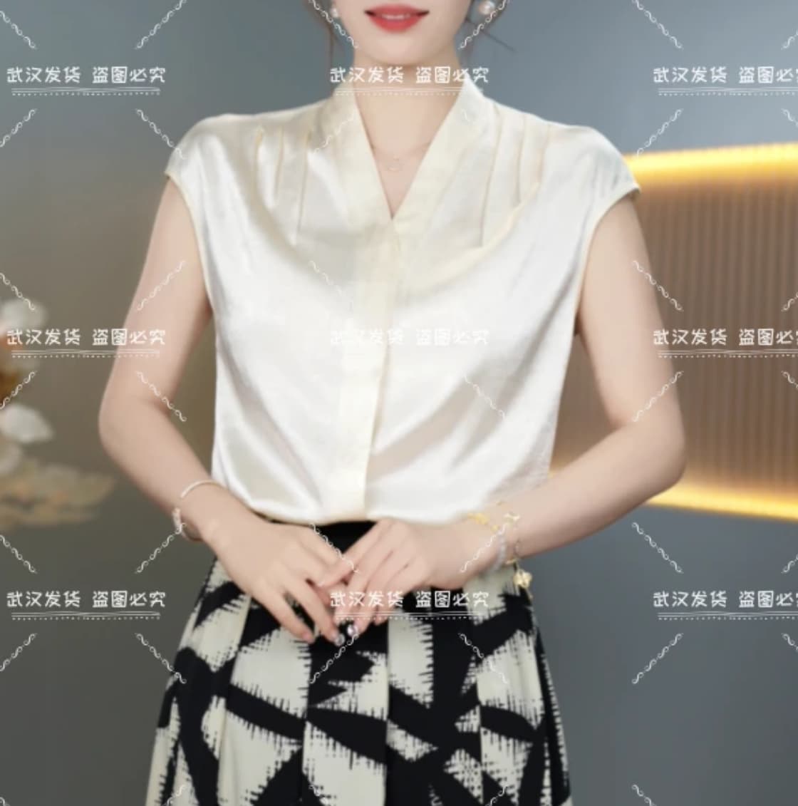 2026 여름 새로운 디자인 센스 작은 대중 패션 품격 여성 V넥 반팔 조끼 미니멀리즘 다용도 상세 이미지 1