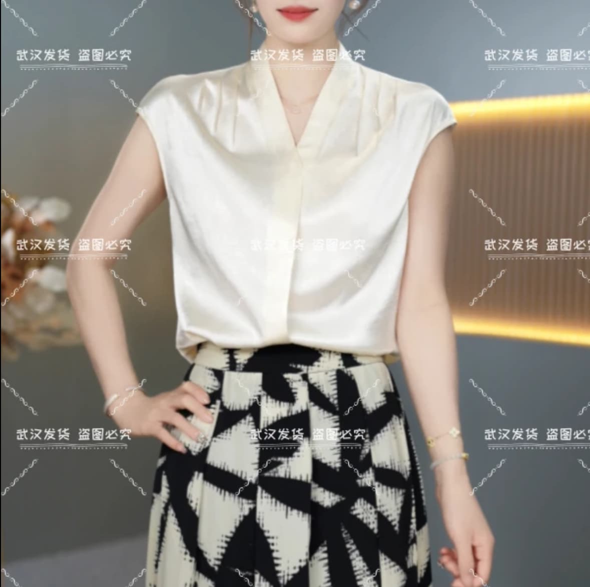 2026 여름 새로운 디자인 센스 작은 대중 패션 품격 여성 V넥 반팔 조끼 미니멀리즘 다용도 상세 이미지 2
