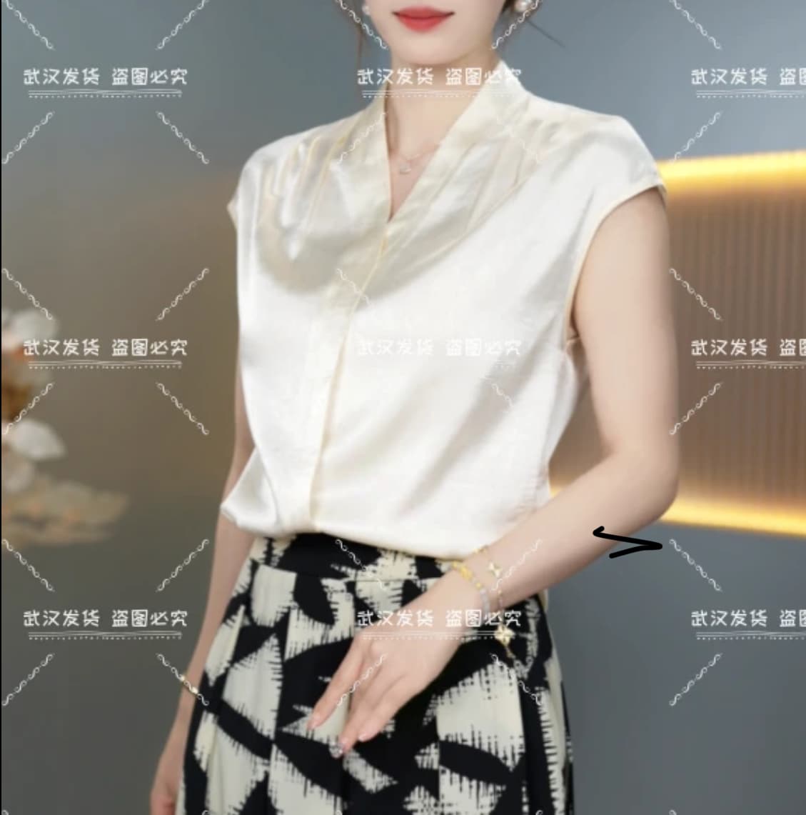 2026 여름 새로운 디자인 센스 작은 대중 패션 품격 여성 V넥 반팔 조끼 미니멀리즘 다용도 상세 이미지 3