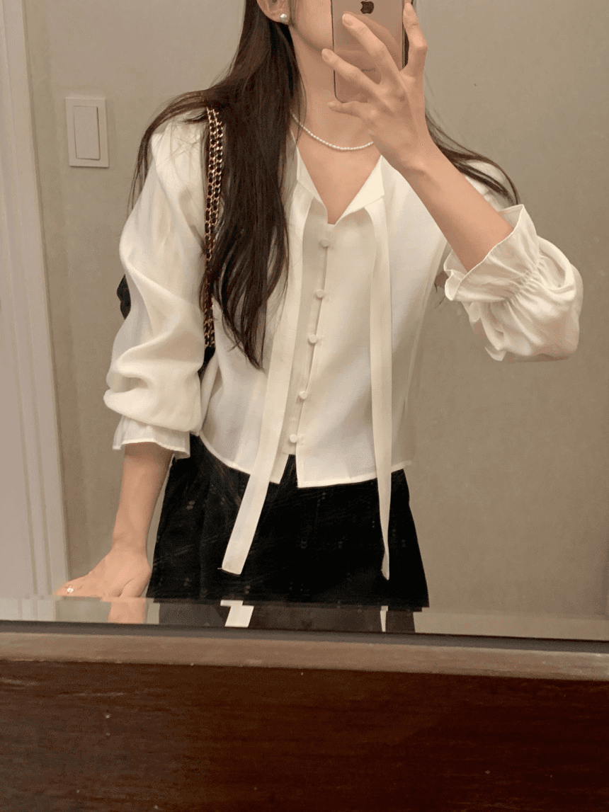 물리적 인지도 있음 업데이트 한국 동대문 새로운 프랑스식 레이스업 개성 디자인 나팔 소매 여성 셔츠 상세 이미지 3